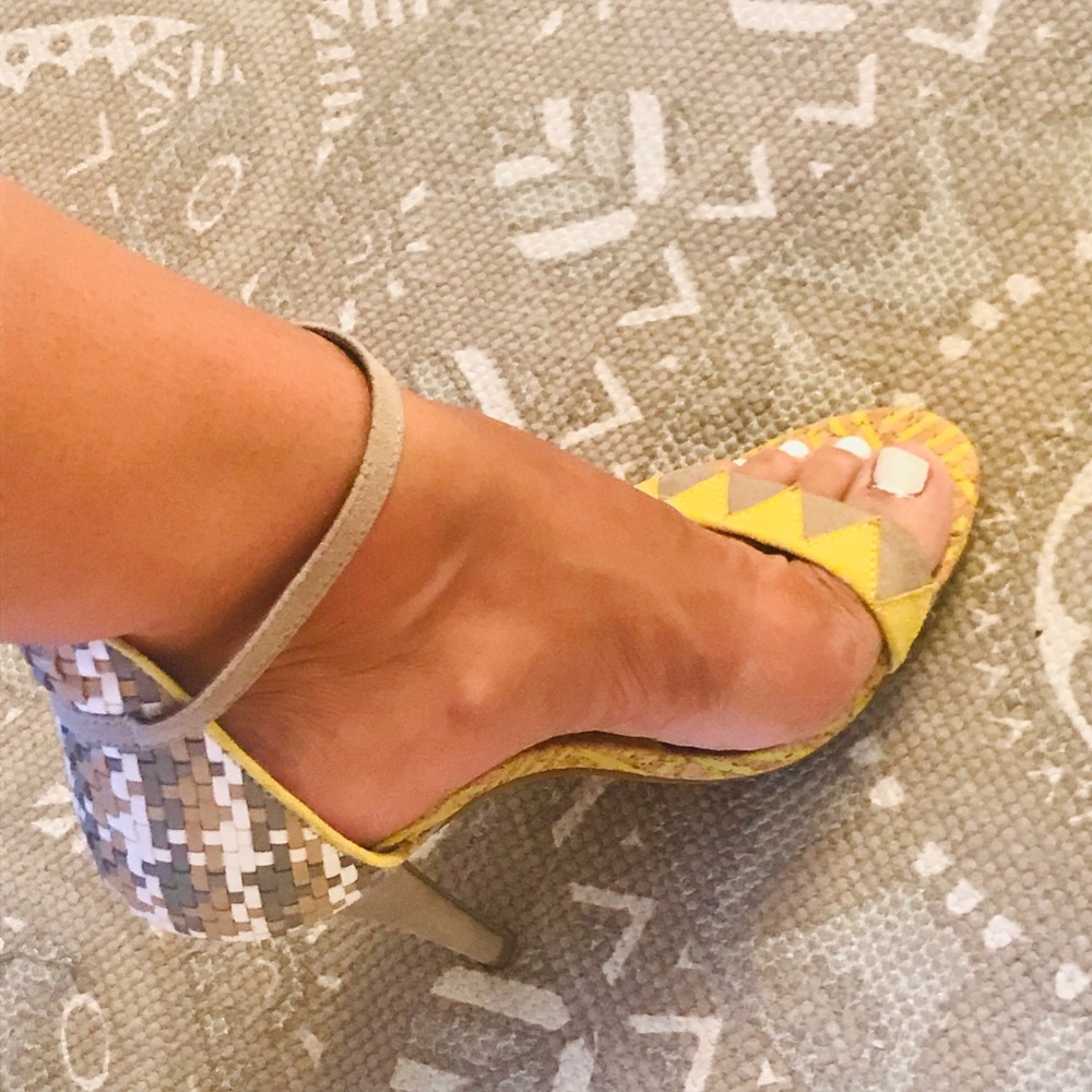 Chinese Laundry multi patten heel. Yellow and grey
